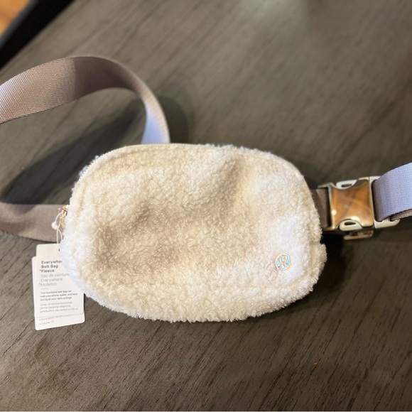 Lululemon Everywhere Belt Bag Fleece Light Ivory Gold - Picture 2 of 4